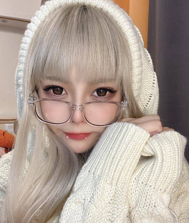 顾茜茜为化妆品做宣传,看到个人海报后,网友表示太炫酷_女网_上半身