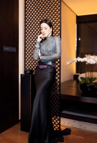 看看54岁巩俐就知道!穿紧身裙线条健美-闲游笔记