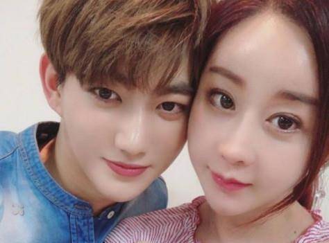 咸素媛女儿满月,晒与小18岁男友合照,网友:难怪陈华坚持娶她_发展