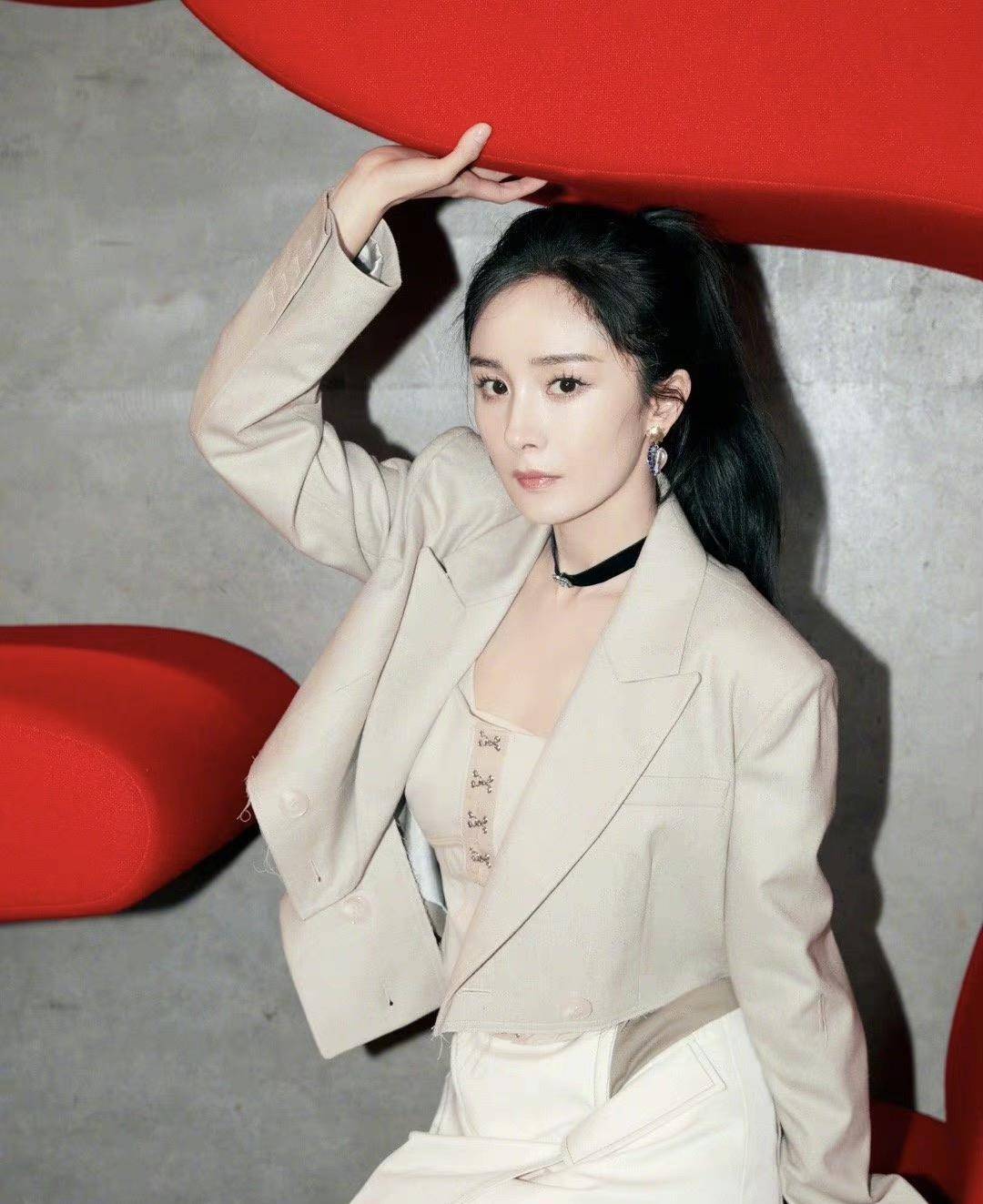 杨幂穿工装裙气场十足,双腿又细又直如筷子,但绑高马尾暴露年龄问题