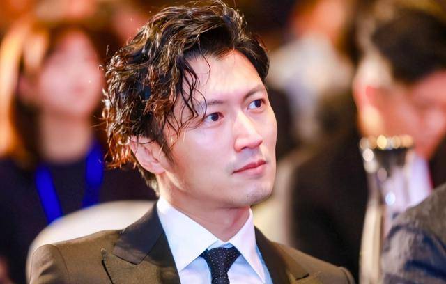 小林青霞带俩儿子外出吃饭,谢振轩戴帽子耍酷,谢振南搂妈妈比 v