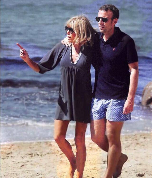 坐船舷上乐开花,大25岁老婆穿泳衣胳膊都是皱纹_吉特_布丽