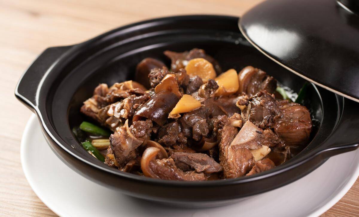 江门人冬天里爱吃,十几年前就喜欢成群结队去麻园的广记吃猫肉,狗肉