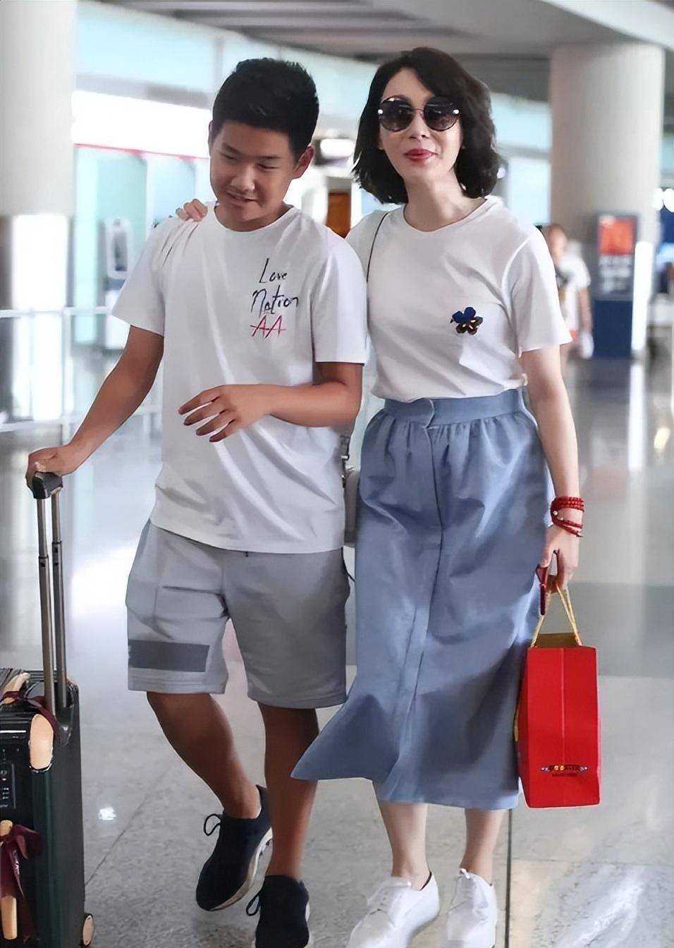 陈数携继子走机场,45岁的她像大学生,与18岁儿子手牵手像姐弟_时尚