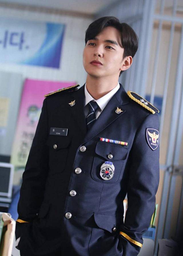 俞承豪虽为新剧增重,但穿一身警服帅气依旧,弟弟颜值真抗打啊_衬衣