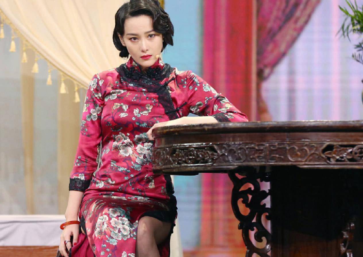 张馨予旗袍造型太过惊艳,皮肤细腻,坐下后险些外漏,面霜也火了_效果