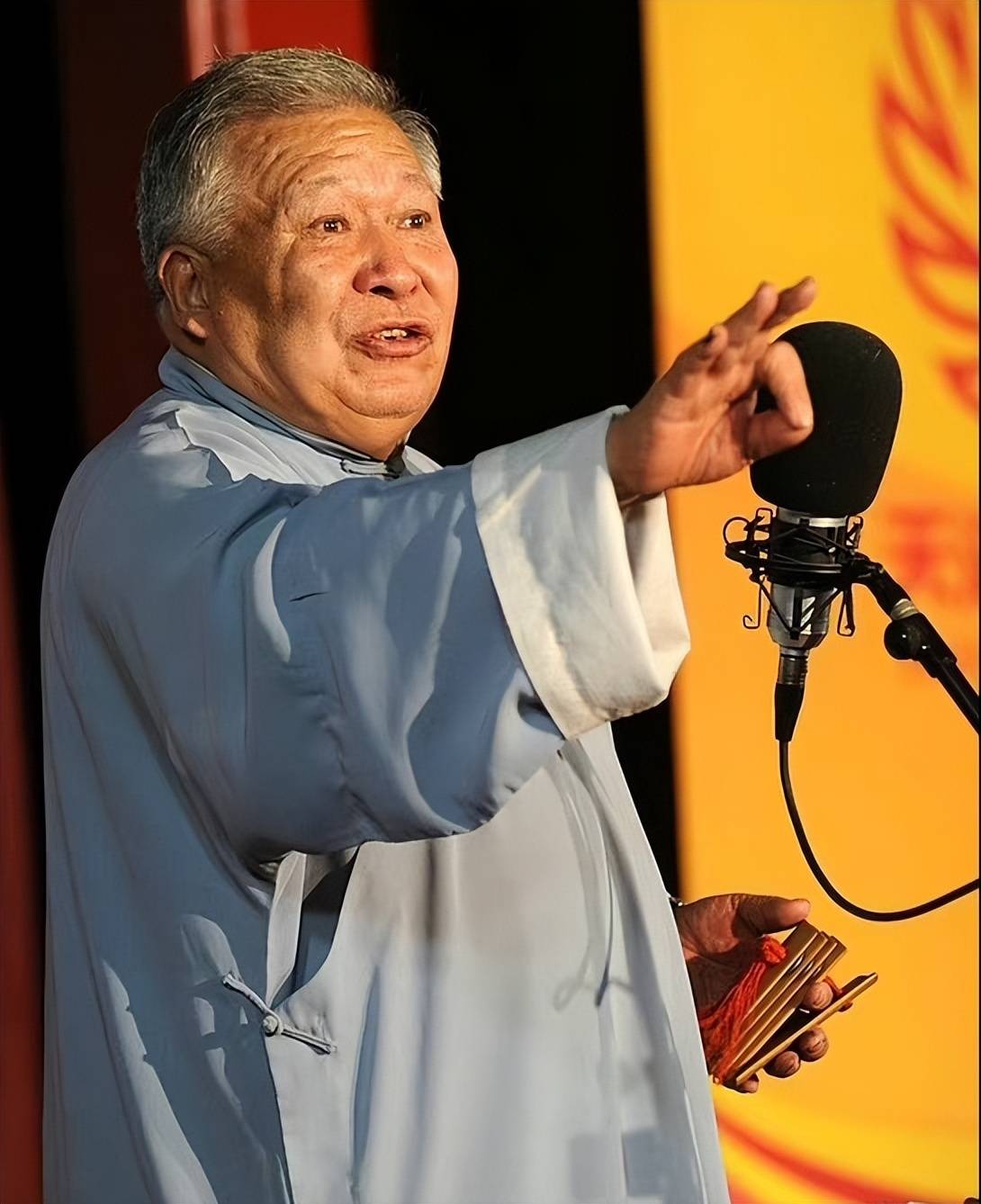 信息显示,何德利先生出生于1947年,是王派快板创始人王凤山先生的弟子