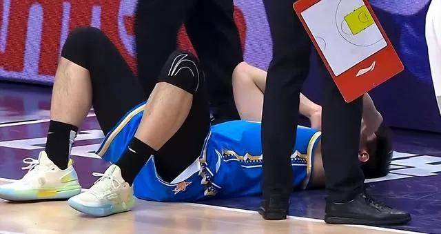 防守当中出现了垫脚的动作,裁判员通过回看,给了杜润旺一个违体犯规