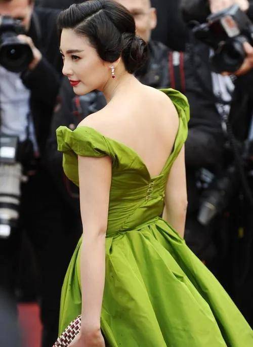 明明是性感清纯风格,却因为背部宽厚略微驼背成了富贵风格,从人气演员