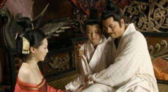 从那之后,审食其与吕后称得上是形影不离,再加上刘邦不在,自然刘邦