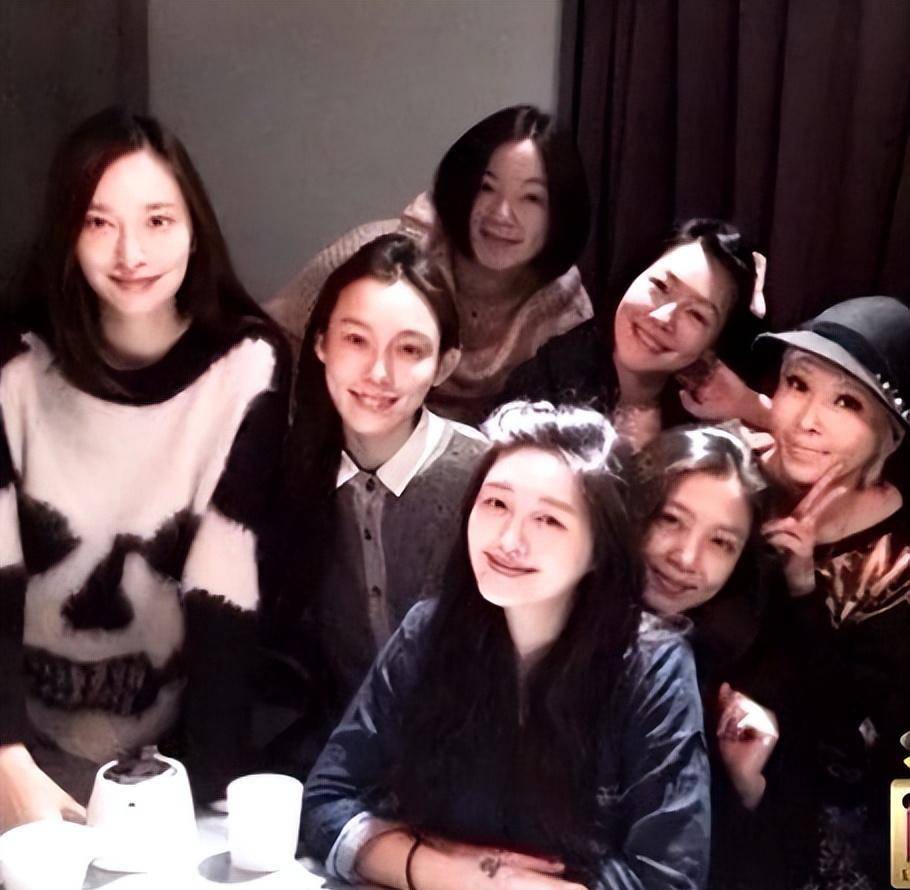 汪小菲真丢了宝了!路人晒大s合影,皮肤还那么嫩,像小女孩似的