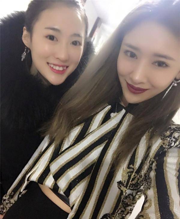 其中,中超"恶人"李建滨的爱妻宫小萌也是再次出现在球场为其夫君的