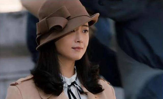 为什么比她年纪还大的女艺人还要强行维持体面,占据年轻女演员的位置