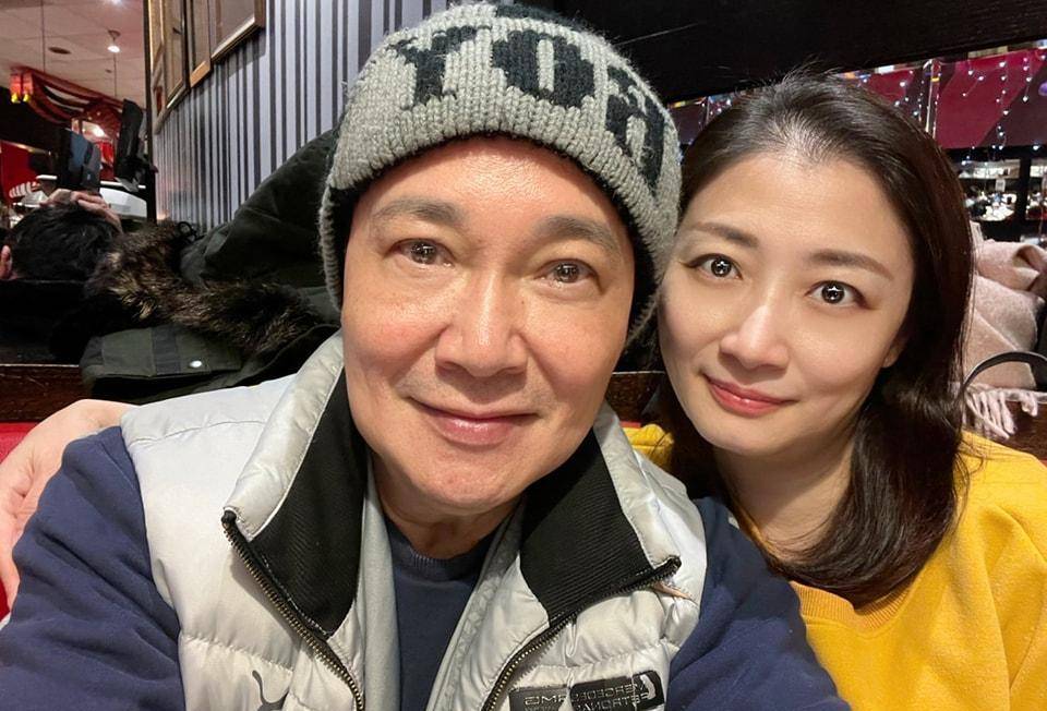 鸽子蛋大翡翠戒指太抢镜,三婚妻子颜值高_孟非_儿子_洛月灵