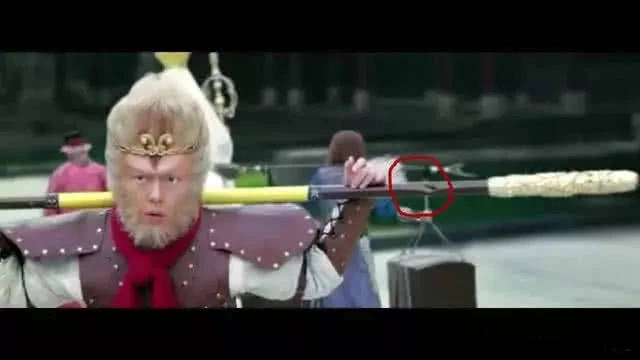 笑到扶墙的穿帮镜头，肌肉背心我忍了，图4我笑出了鹅啼声！