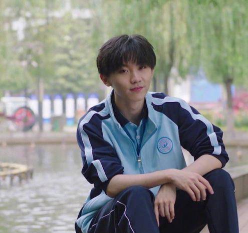 马嘉祺穿校服升旗,素颜依旧很精致,被认出假装不是本人_照片_公司