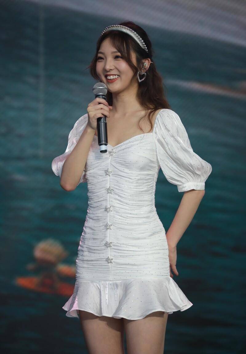 强东玥白色泡泡裙配凉鞋,清新减龄,美极了