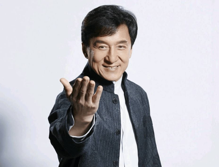 成龙穿着一身黑白相间条纹的套装,打扮的非常帅气复古,他乘坐着保姆车