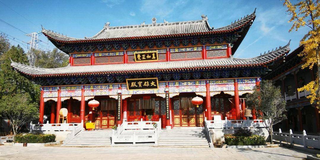 郑州蝶湖畔的法云寺,距今2200年,寺内有棵奇特的千年银杏树_古树_历史