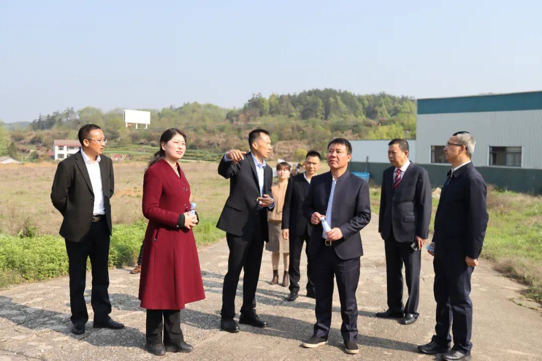 县人民政府聘为"英山经济发展顾问",县委常委,副县长张全斌现场为王均