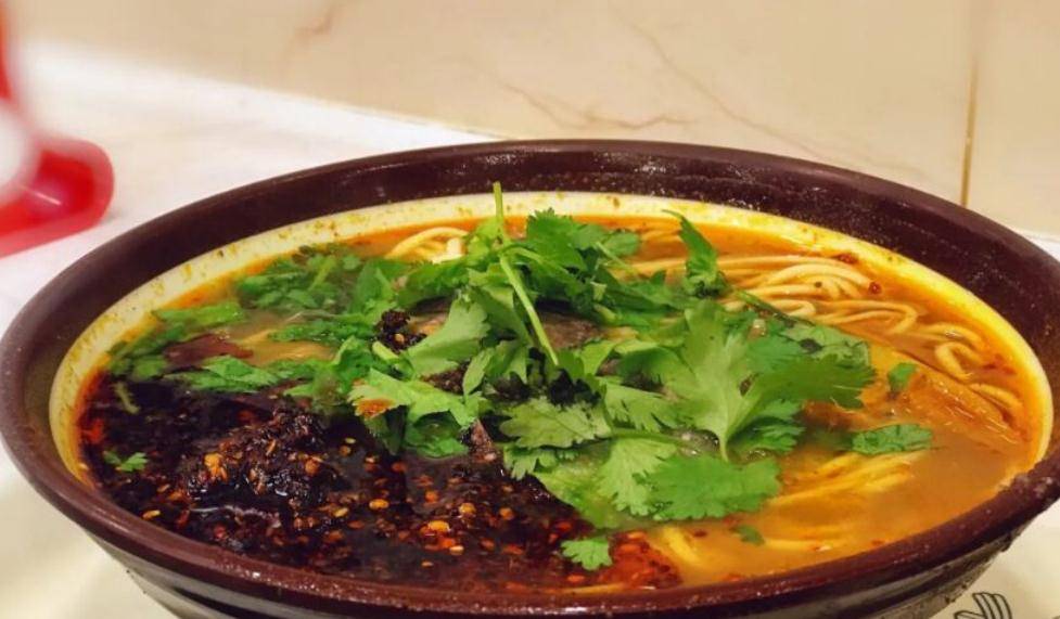 而这家28年的老店,是天津几乎人人都知道的面馆,它就是美玲拉面,现在