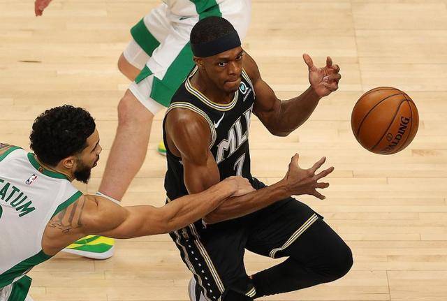 上赛季还是湖人队的第三巨头,本赛季隆多拿着1500万在老鹰队养老