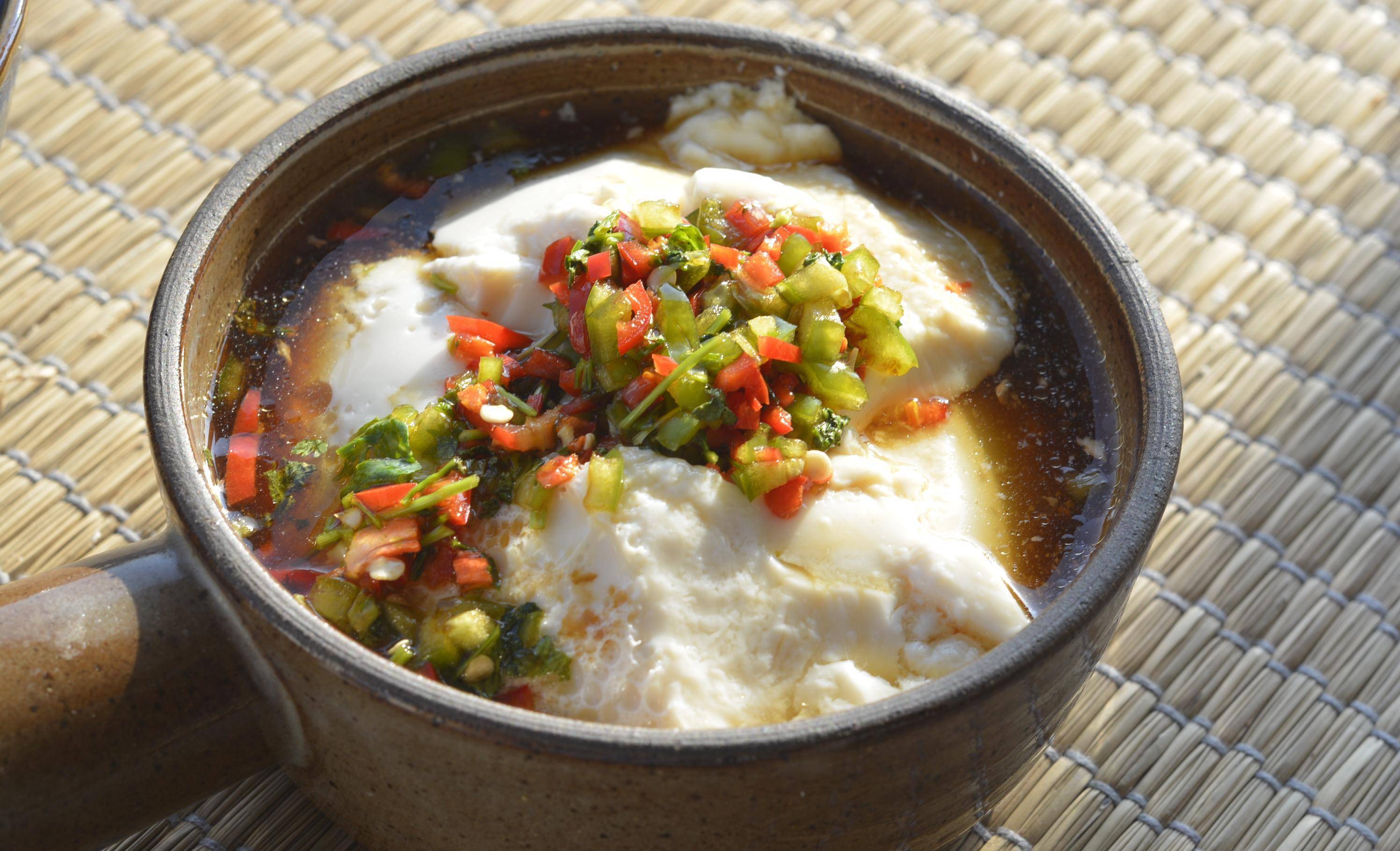 北方人爱吃咸豆花,江浙沪吃甜豆花,都不如四川豆花吃法,太下饭_美食