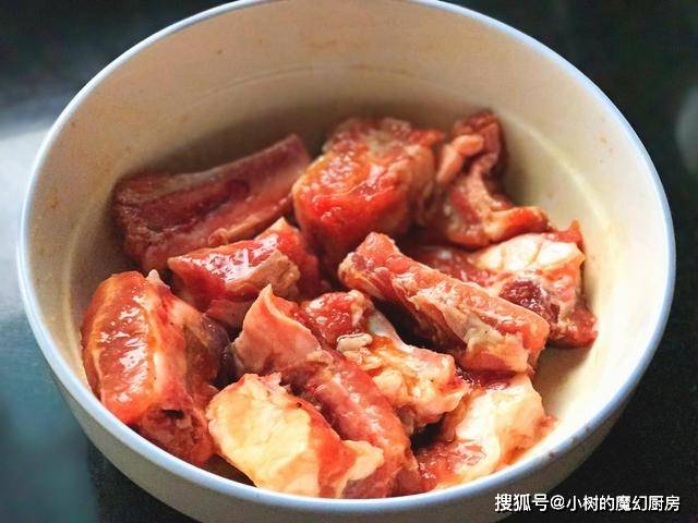 麵粉,大蔥,生薑,蒜瓣,料酒,蠔油,醬油,胡椒粉,食鹽美味的酥炸排骨做好