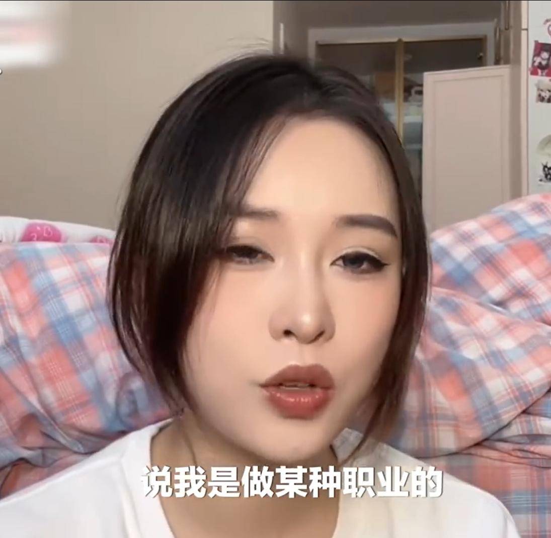 女子试衣间遭男童掀帘,反被孩子家长抢手机辱骂：看着就不检点