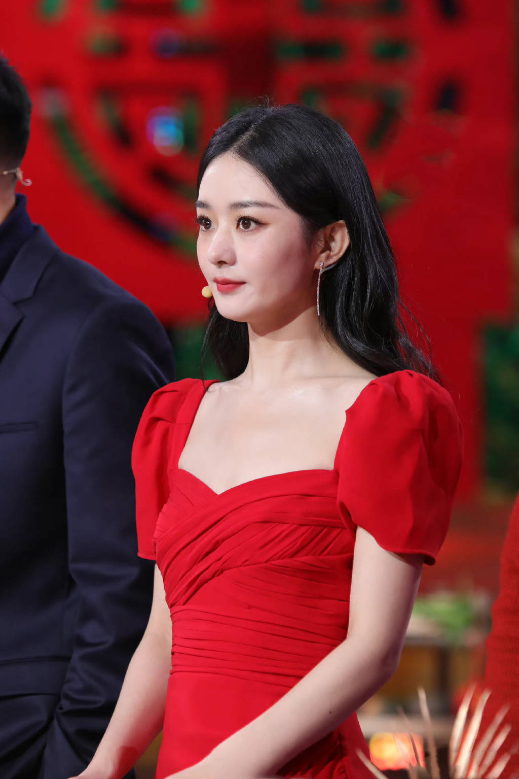 赵丽颖在彩排时的这款红色长裙才是重点,这款穿搭让赵丽颖在舞台上