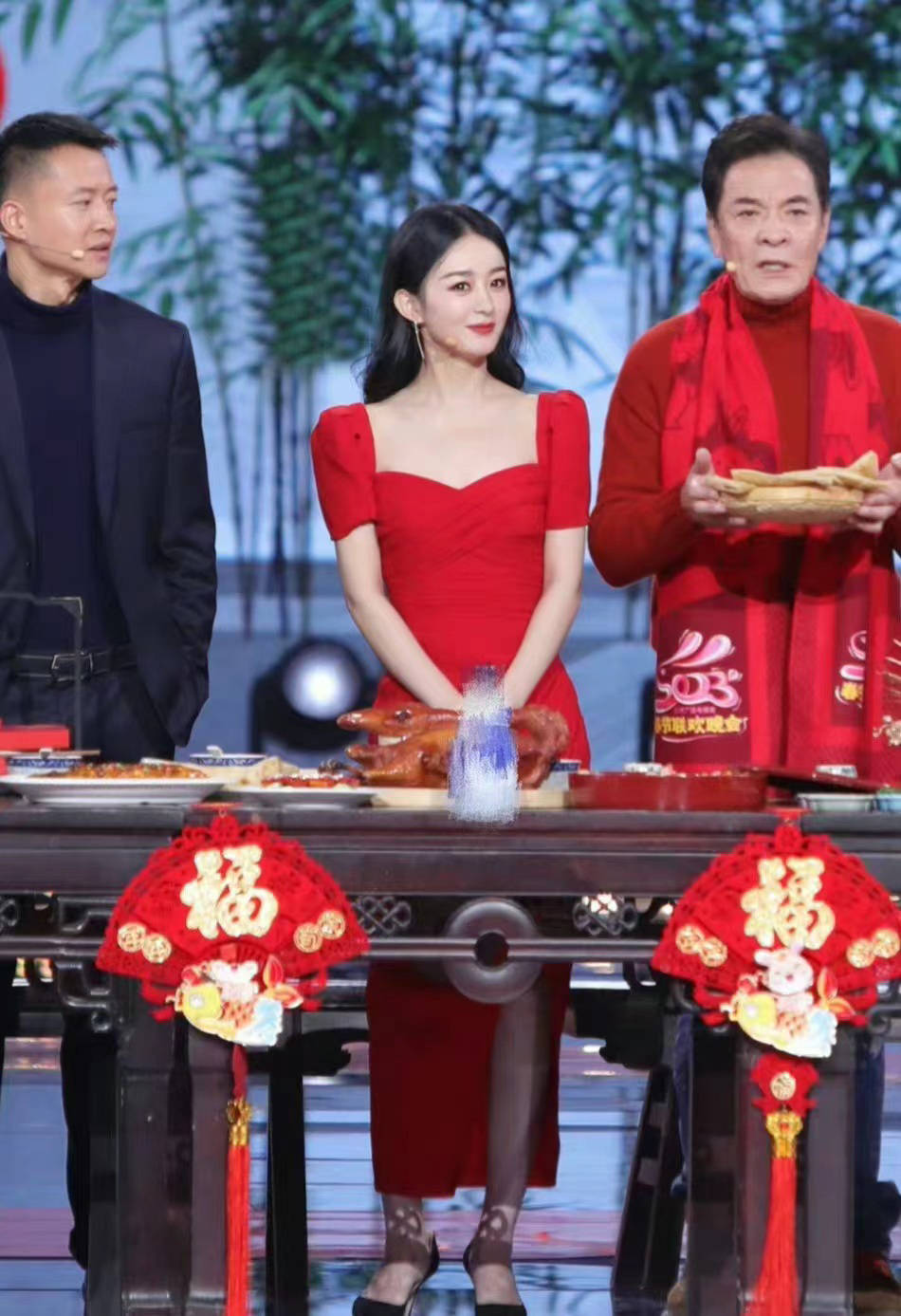 赵丽颖2023北京台春晚录制路透,穿红裙春节氛围浓郁,明媚大方_时尚