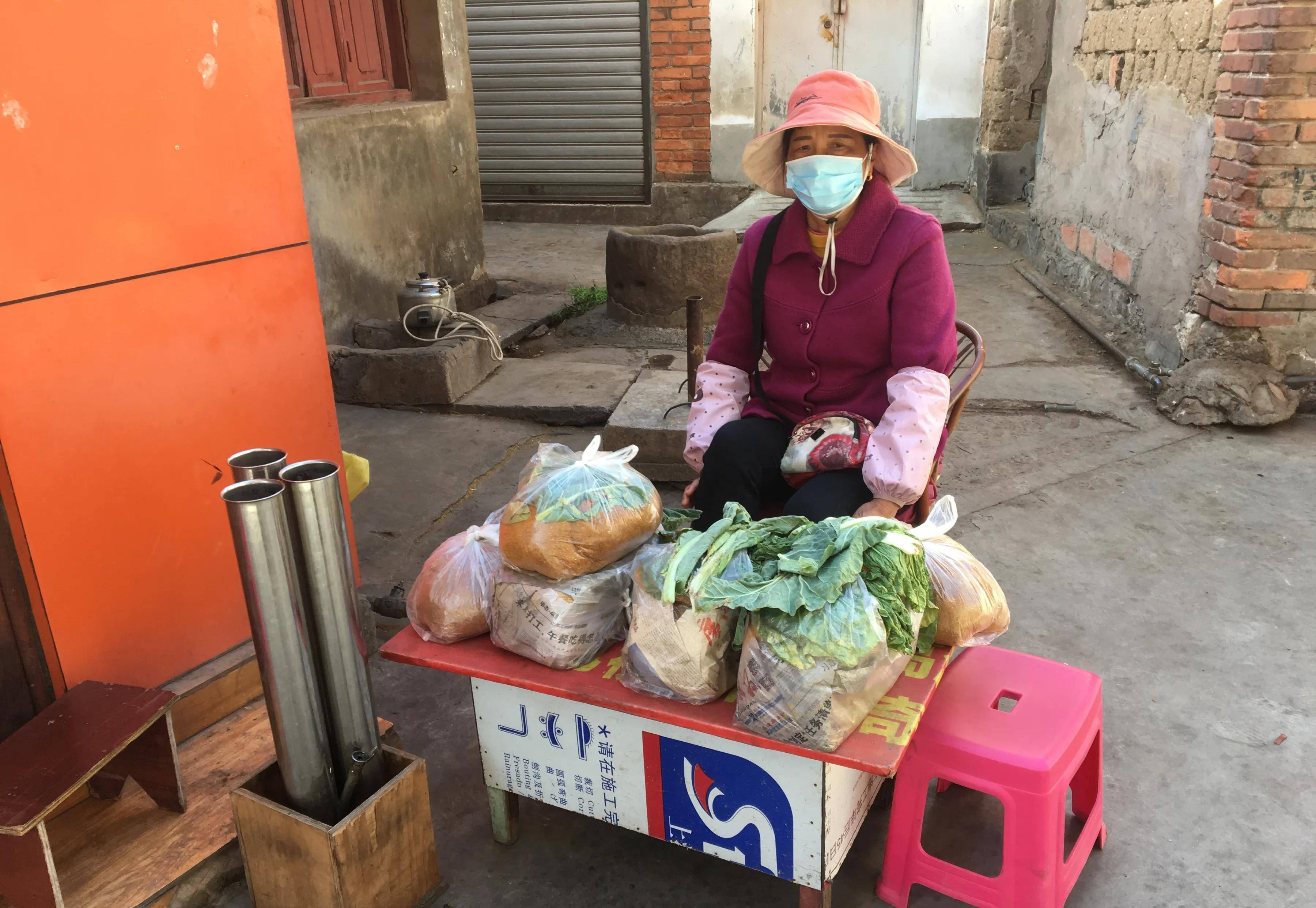 云南玉溪人这样抽烟,很有情怀:抽烟成了云南人的一种生活方式_烟丝