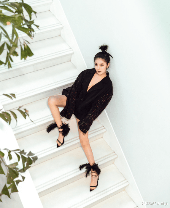 无痕短裤搭配肥大上衣,赵奕欢的朝天辫,网友:青春无悔!