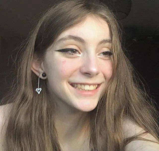 14岁国外妥瑞症美少女,出镜化妆萌翻无数网友,坚强