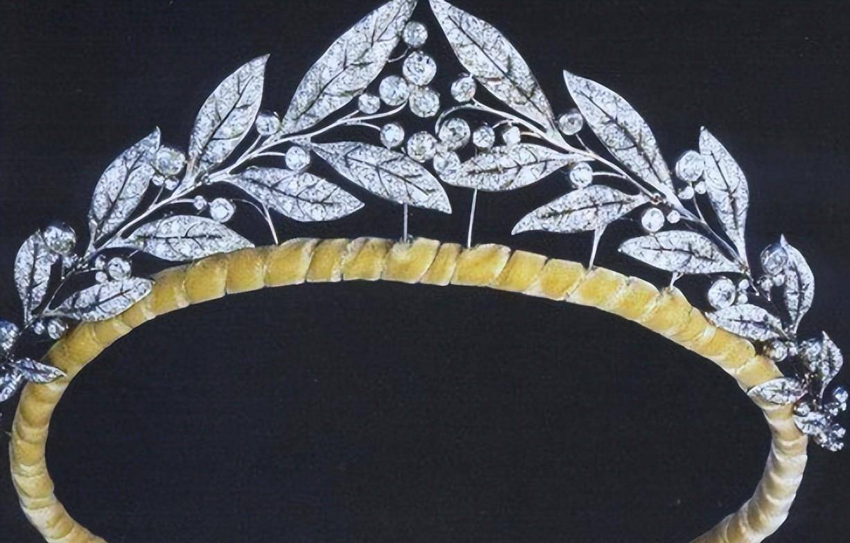 仔细看王冠被设计成月桂叶和浆果形状,寓意是植物,更代表祝福.