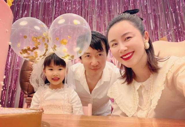 梅婷前夫鄢颇与妻女庆生,被赞是好老公,女儿眉眼像妈妈很漂亮_李呈媛
