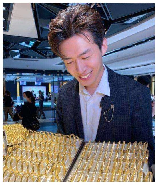 1803w粉网红"董先生",做活动,慰问老兵,网友:亲和力十_珠宝_攻击_孩子