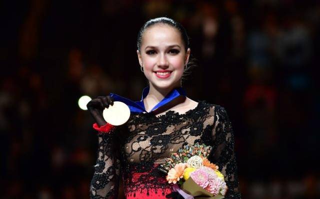 在一曲热辣的《卡门》结束后,扎吉托娃掩面而泣.