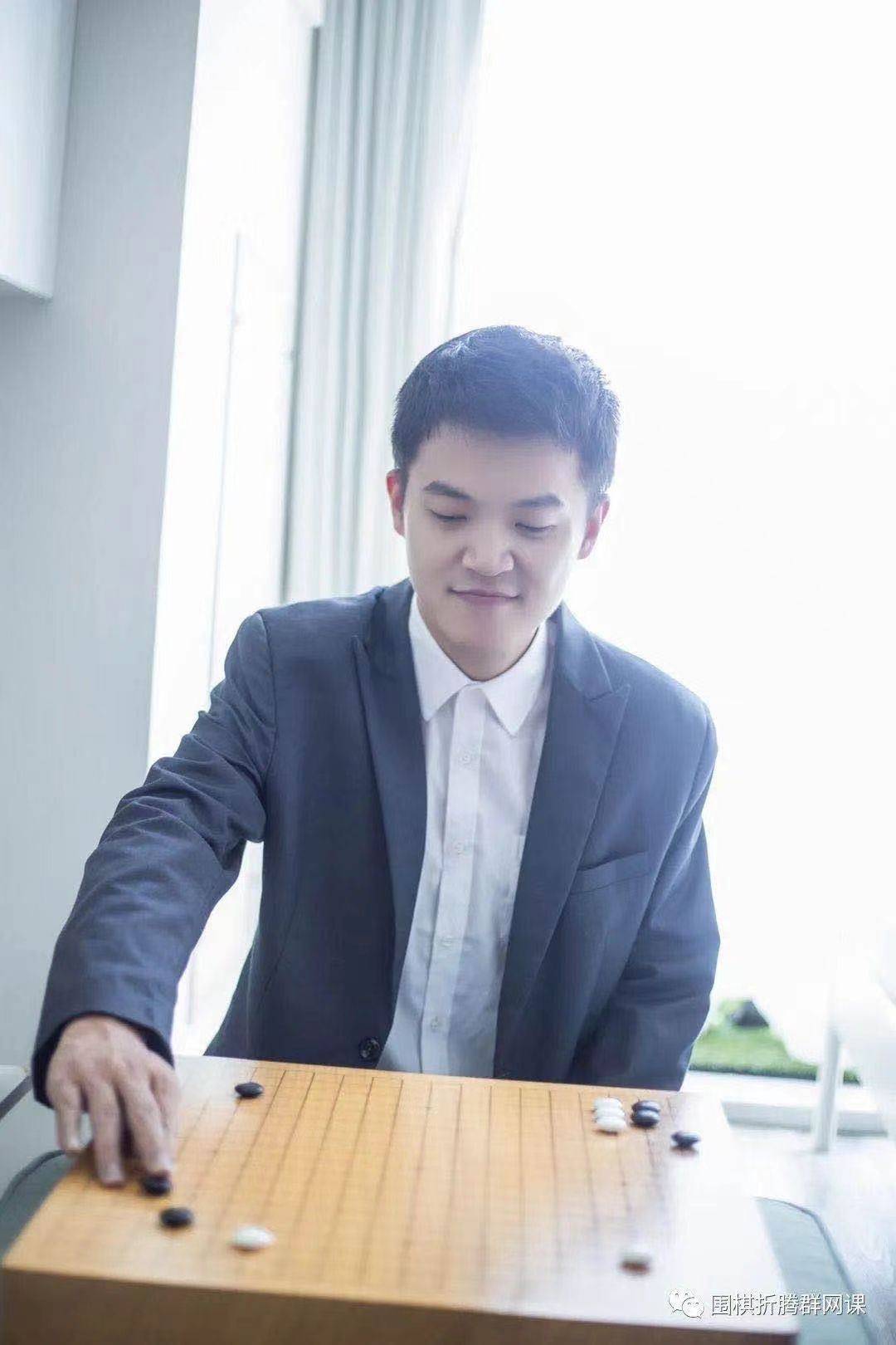 于湖北武汉,8岁学棋,先后师从刘力五段,阮云生七段等湖北省一流教练