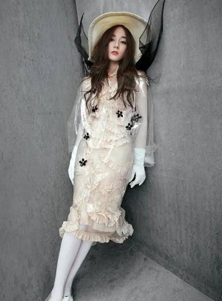 baby热巴同穿"牛奶液体袜"!生怕一不小心会滴下来_照片_身材_女明星