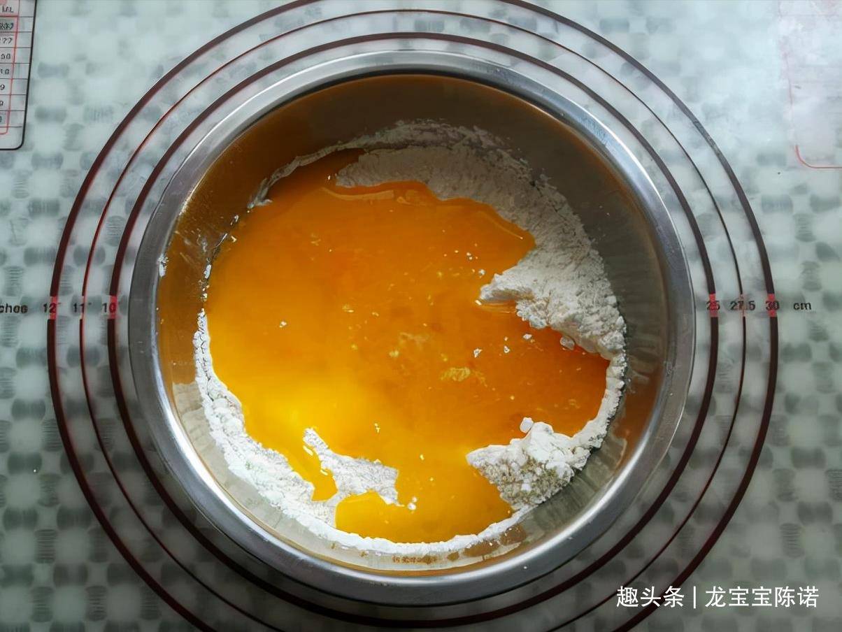 原创
            地道老北京小吃，半斤面粉1个蛋，3块钱做一大盘，干净卫生香掉牙
                
                 
