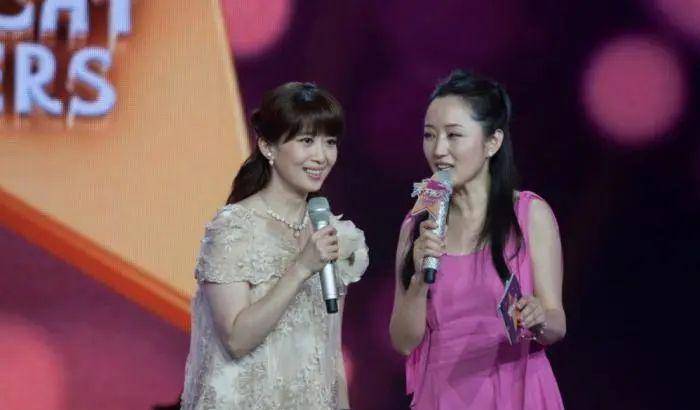 51岁杨钰莹同框53岁孟庭苇,2岁之差,状态大不同_女性_服装_发型