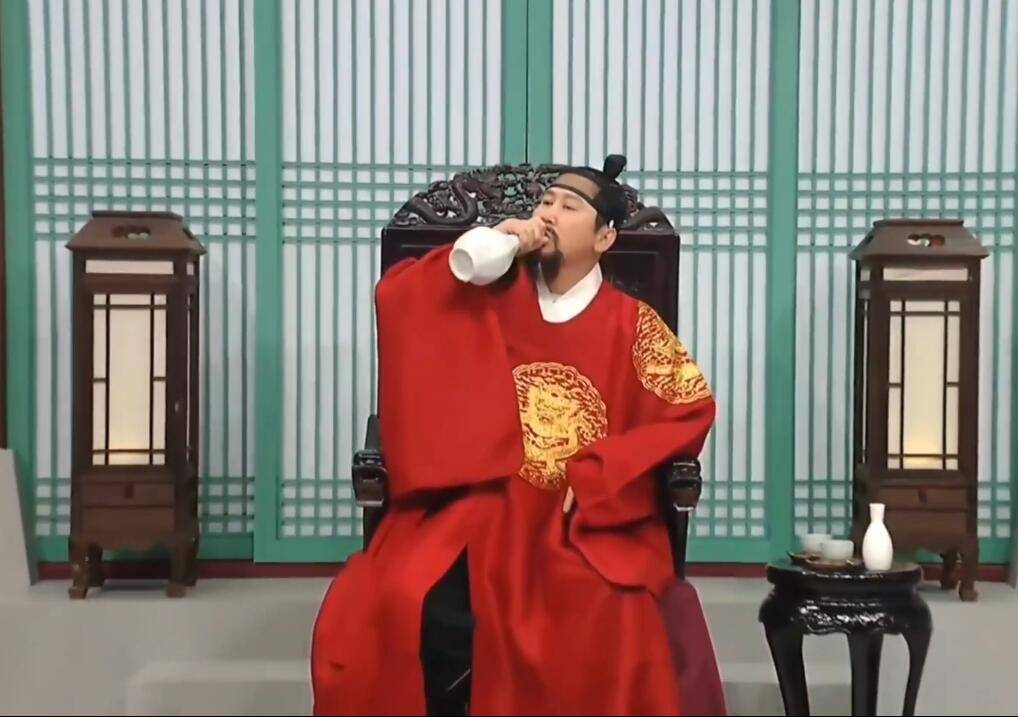 这部剧的主角是洪吉童,一个像熊一样强大的历史人物,女一号洪吉童的