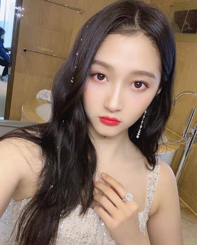 随着年龄的增长,如今的关晓彤也是成了很多小伙伴们心中的女神