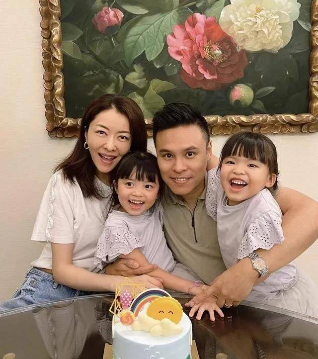 却不敌网红方媛,如今和女演员郭可的弟弟郭可颂结婚后已成了百亿阔太