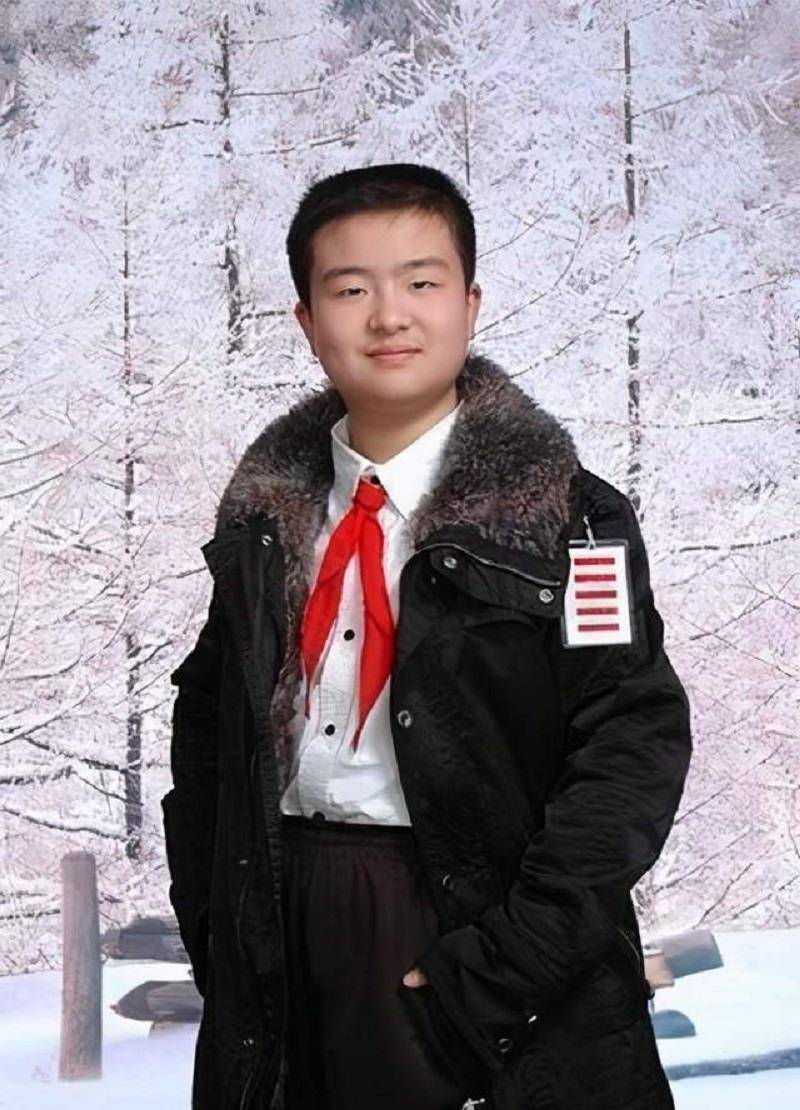 2010年黄艺博被评选为武汉少先队常务副队长,他经常抛头露面参加各种