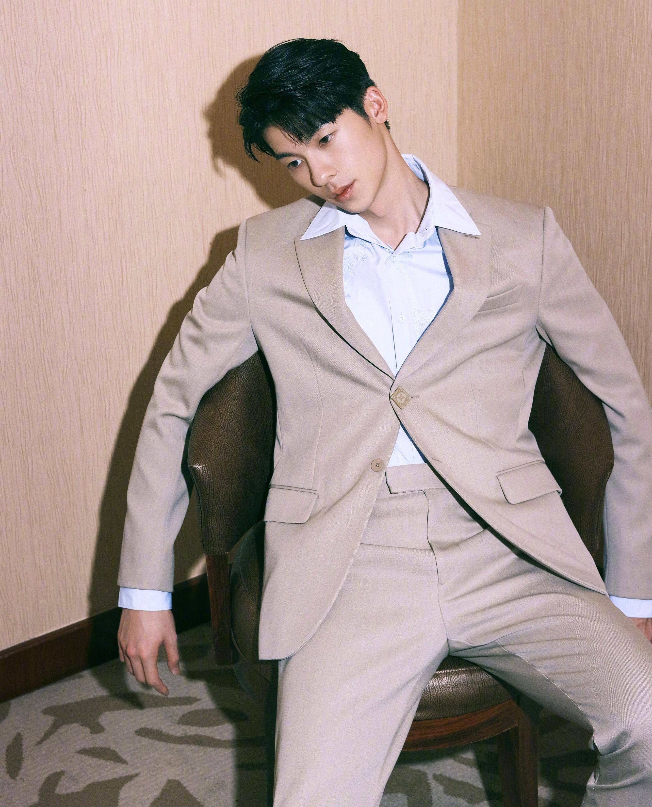 许光汉情人节大片,卡其色西装搭配淡蓝衬衫,俊朗简约男友的模样_眼眸