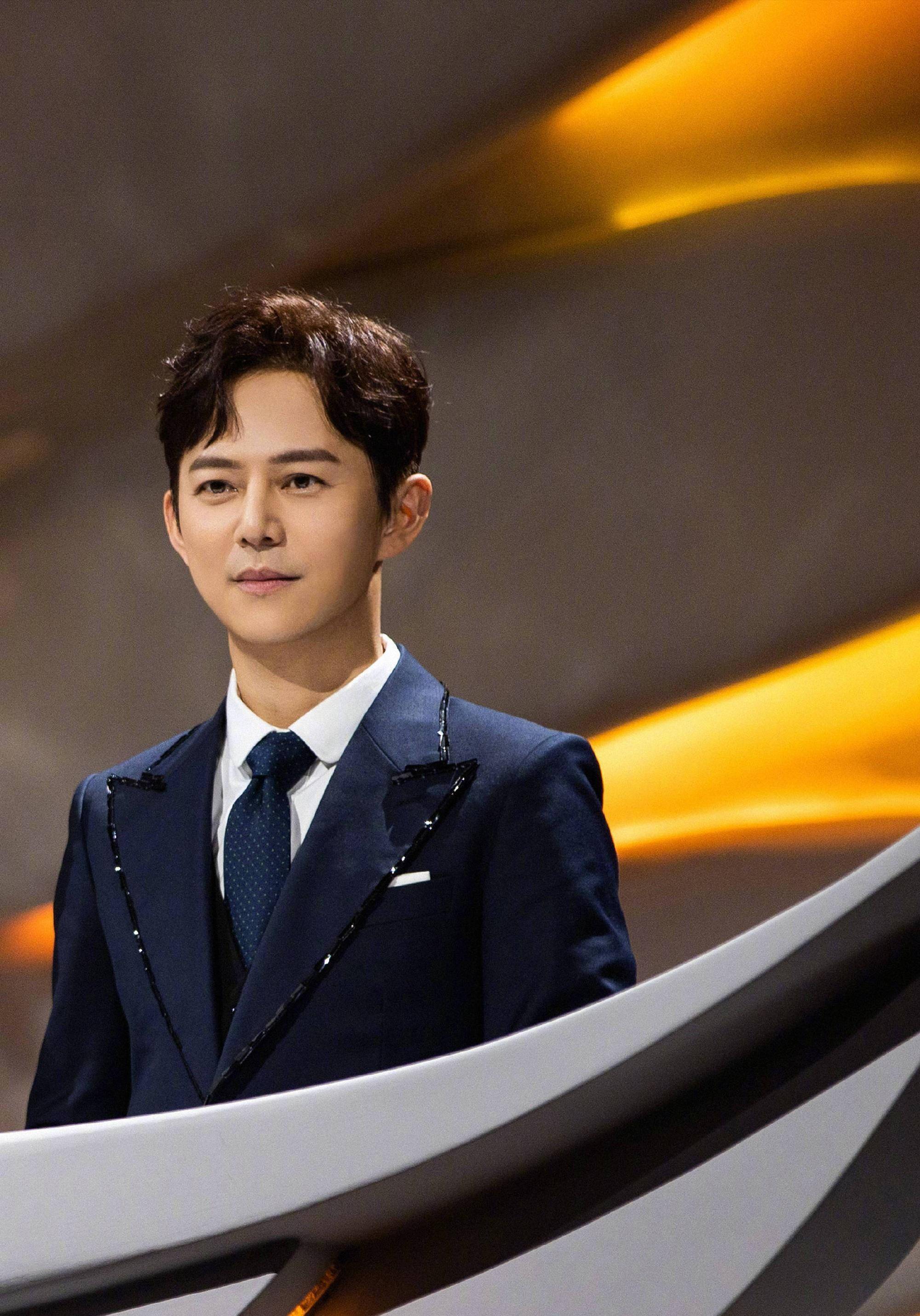 岳云鹏丧父上台欢笑,何炅跨年夜当众落泪,要是牵扯到他爸妈,他活该