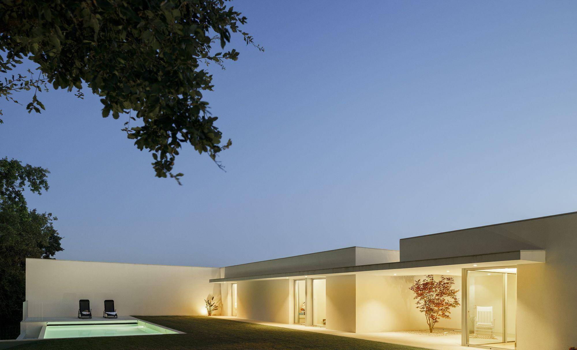 葡萄牙极简乡村别墅,米白色建筑体量形成均衡美感
