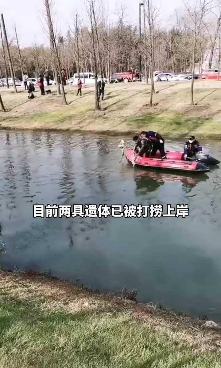 1月31号,在安徽阜阳颍上县保丰沟附近的河边,一位村民发现河中疑似有